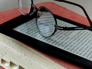 photo of an ereader and glasses